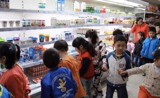 「你的小孩偷東西了,不信搜身」,媽媽一句話讓工作人員放行,網友贊:最棒的教育