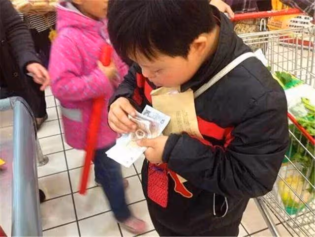 「你的小孩偷東西了,不信搜身」,媽媽一句話讓工作人員放行,網友贊:最棒的教育