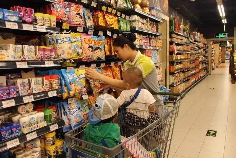 「你的小孩偷東西了,不信搜身」,媽媽一句話讓工作人員放行,網友贊:最棒的教育