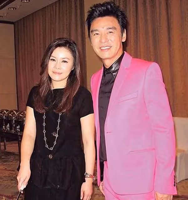 拒絕前妻複婚請求,鍾鎮濤二婚台灣妻不離不棄,共還債 57歲再做父親:我是4個兒女的幸福爸爸.