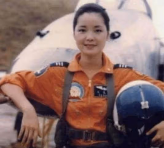 幸運之吻,30年前被女神,鄧麗君親吻的士兵,堅持只洗半邊臉,合照放手機幾十年,今變身集團總經理,網羨:好勵志