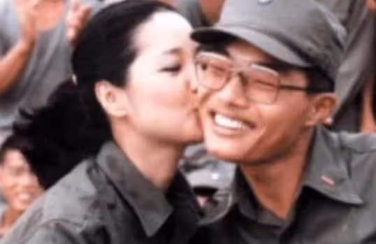 幸運之吻,30年前被女神,鄧麗君親吻的士兵,堅持只洗半邊臉,合照放手機幾十年,今變身集團總經理,網羨:好勵志