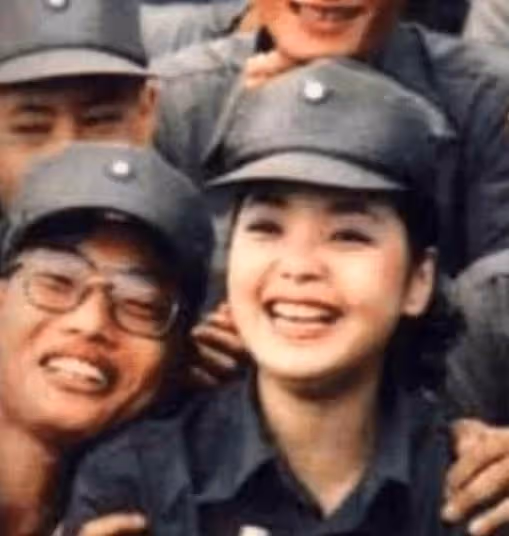 幸運之吻,30年前被女神,鄧麗君親吻的士兵,堅持只洗半邊臉,合照放手機幾十年,今變身集團總經理,網羨:好勵志