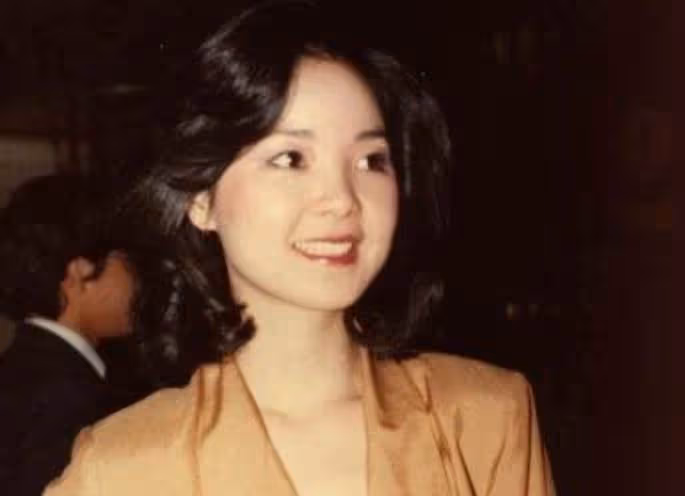 幸運之吻,30年前被女神,鄧麗君親吻的士兵,堅持只洗半邊臉,合照放手機幾十年,今變身集團總經理,網羨:好勵志