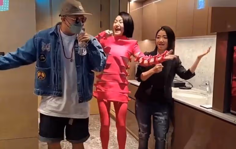 小S和具俊曄私下聊天曝光,小S問姐夫:我和姐姐誰更性感?慘遭網友吐槽:連姐夫也不放過