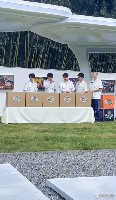 嗨放派2正式開啟錄製!任嘉倫是清爽大帥哥,和李榮浩有說有笑