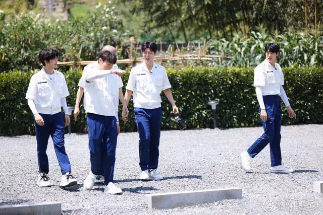 嗨放派2正式開啟錄製!任嘉倫是清爽大帥哥,和李榮浩有說有笑