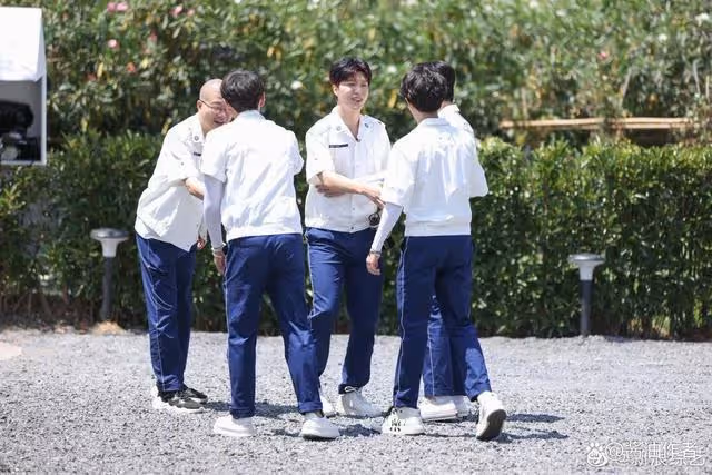 嗨放派2正式開啟錄製!任嘉倫是清爽大帥哥,和李榮浩有說有笑