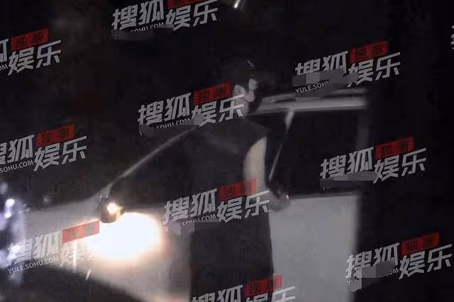 知名男演員與妻子外出逛街，當眾甩開女方手臂，動作生硬神情不悅