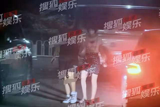 知名男演員與妻子外出逛街，當眾甩開女方手臂，動作生硬神情不悅