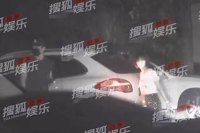 知名男演員與妻子外出逛街，當眾甩開女方手臂，動作生硬神情不悅