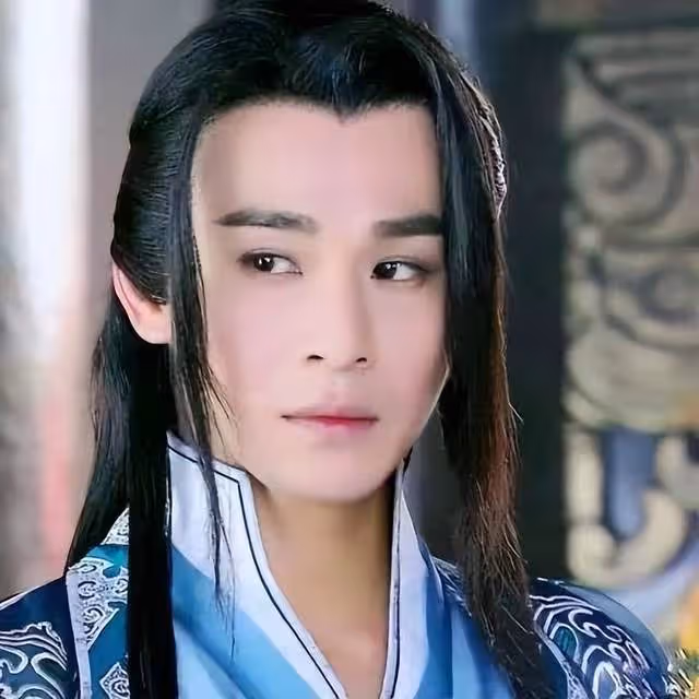 知名男演員與妻子外出逛街，當眾甩開女方手臂，動作生硬神情不悅