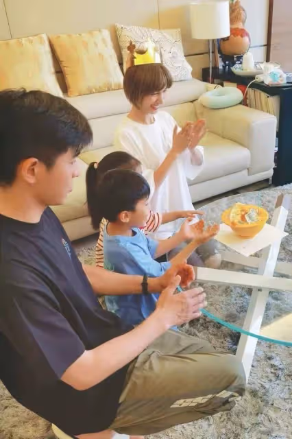 知名男演員與妻子外出逛街，當眾甩開女方手臂，動作生硬神情不悅