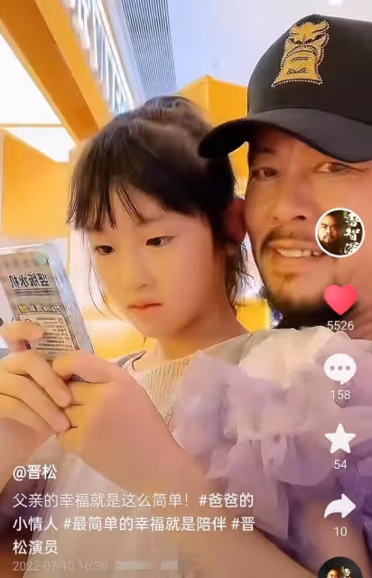 「魯智深」罕曬女兒，五官精緻繼承媽媽顏值，父女牽手親臉好溫馨