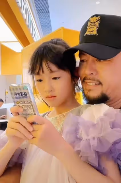 「魯智深」罕曬女兒，五官精緻繼承媽媽顏值，父女牽手親臉好溫馨