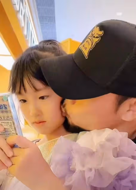 「魯智深」罕曬女兒，五官精緻繼承媽媽顏值，父女牽手親臉好溫馨