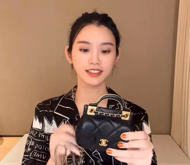 奚夢瑤為女兒豪買5個奢侈品包，豪宅內滿地都是包，隨手一個近3萬