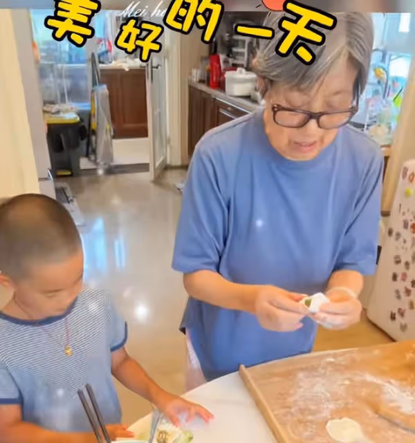高曙光與二婚老婆在家帶娃,兒子乖巧包餃子,三層豪宅內景也曝光
