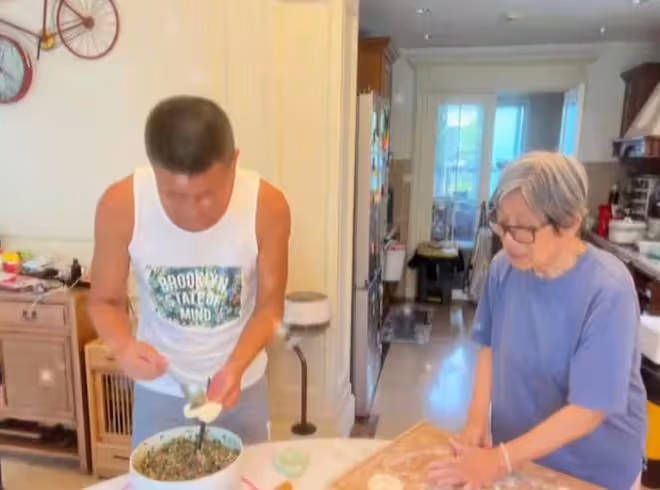 高曙光與二婚老婆在家帶娃,兒子乖巧包餃子,三層豪宅內景也曝光