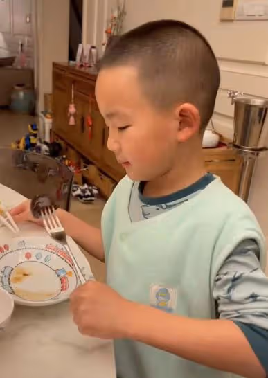 高曙光與二婚老婆在家帶娃,兒子乖巧包餃子,三層豪宅內景也曝光