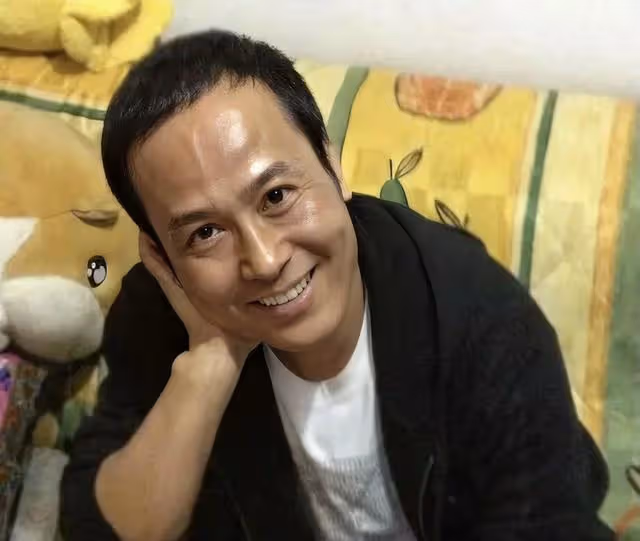 突傳死訊!57歲知名演員患喉癌離世,放棄美國綠卡回國演戲