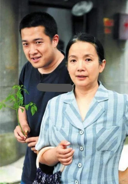老演員呂麗萍悼念安倍往事被扒，牽扯前夫，連累兒子張博宇被網暴