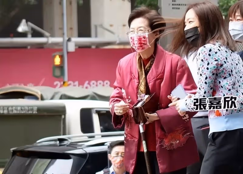 61歲庾澄慶安享晚年，3個子女齊聚一堂，47歲二婚妻子忙前忙後