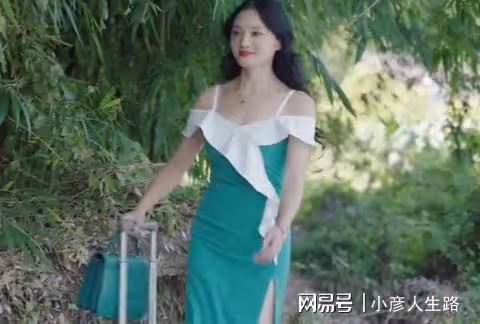 唐小魚穿高開叉裙回村，在大爺面前下蹲引爭議，網友：建議封殺