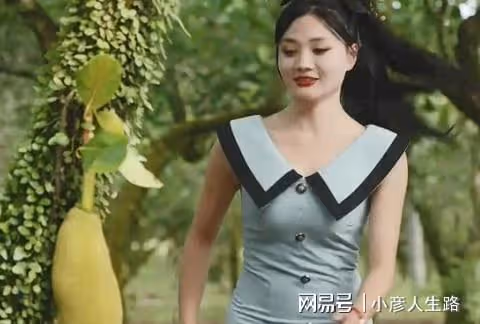 唐小魚穿高開叉裙回村，在大爺面前下蹲引爭議，網友：建議封殺
