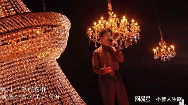 李健喜提「榮耀金曲」，周筆暢、曾比特手拉手，雨中對唱有點甜