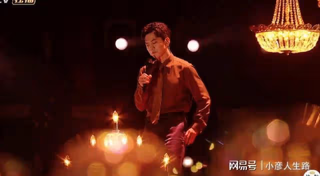 李健喜提「榮耀金曲」，周筆暢、曾比特手拉手，雨中對唱有點甜