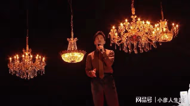 李健喜提「榮耀金曲」，周筆暢、曾比特手拉手，雨中對唱有點甜