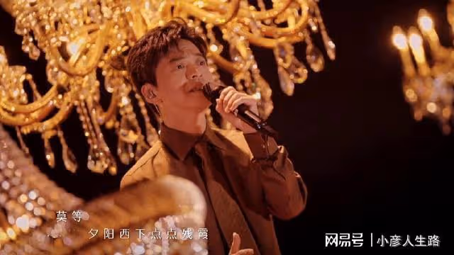 李健喜提「榮耀金曲」，周筆暢、曾比特手拉手，雨中對唱有點甜