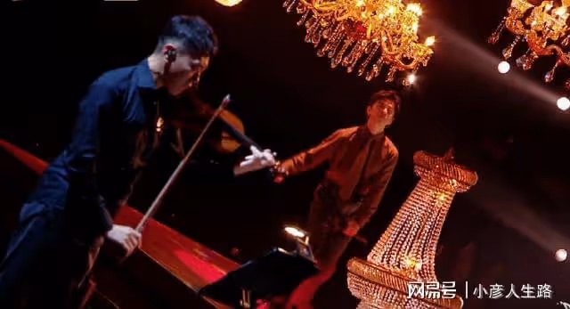 李健喜提「榮耀金曲」，周筆暢、曾比特手拉手，雨中對唱有點甜