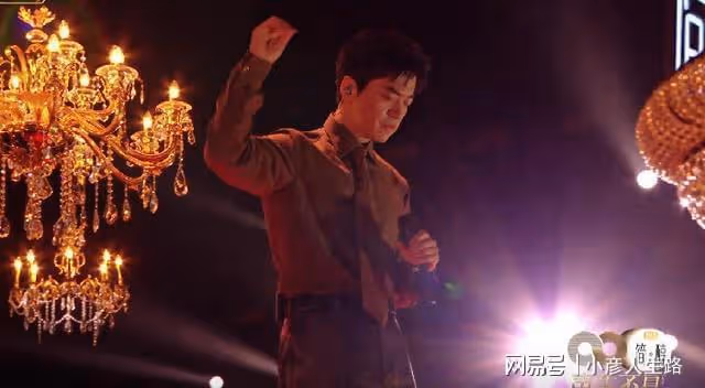 李健喜提「榮耀金曲」，周筆暢、曾比特手拉手，雨中對唱有點甜