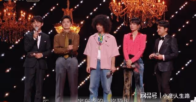 李健喜提「榮耀金曲」，周筆暢、曾比特手拉手，雨中對唱有點甜