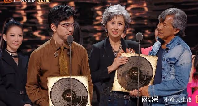 李健喜提「榮耀金曲」，周筆暢、曾比特手拉手，雨中對唱有點甜
