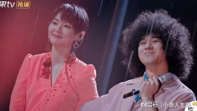李健喜提「榮耀金曲」，周筆暢、曾比特手拉手，雨中對唱有點甜