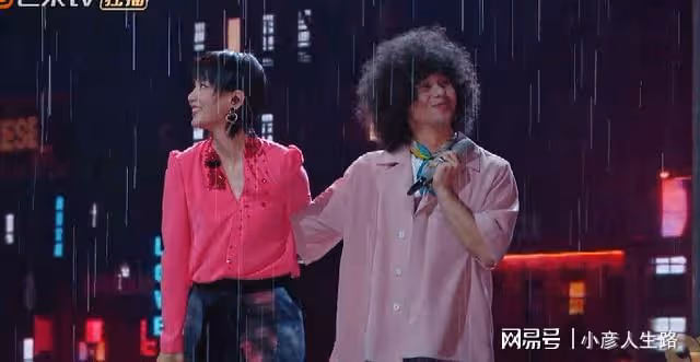 李健喜提「榮耀金曲」，周筆暢、曾比特手拉手，雨中對唱有點甜