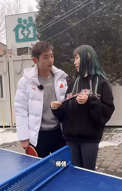 張繼科痞幼再同框!女方被欺負男方霸氣護短,疑同喝一瓶水惹爭議