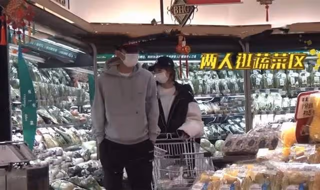 張繼科痞幼再同框!女方被欺負男方霸氣護短,疑同喝一瓶水惹爭議