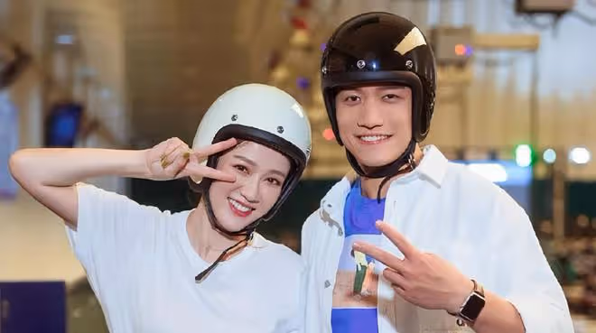 陳喬恩婚後和老公首同框，穿牛仔短裙顯腿細，兩人十指緊扣顯親密