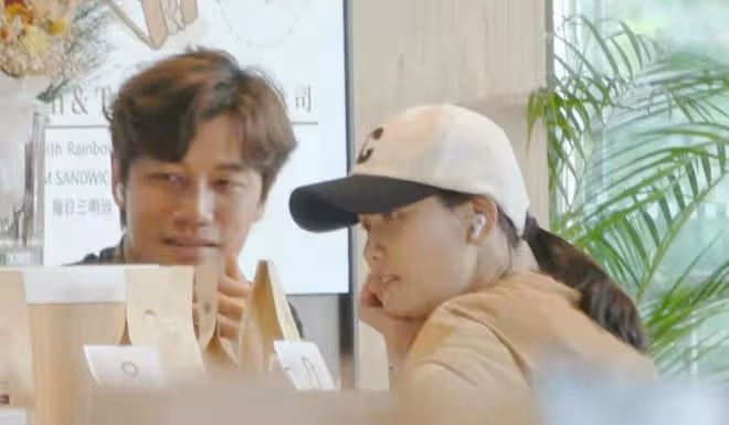 陳喬恩婚後和老公首同框，穿牛仔短裙顯腿細，兩人十指緊扣顯親密