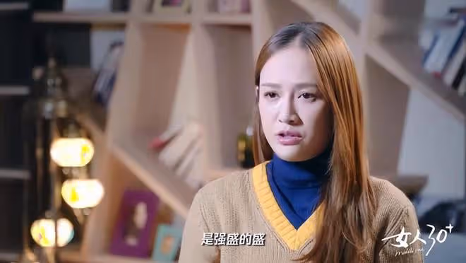 陳喬恩婚後和老公首同框,穿牛仔短裙顯腿細,兩人十指緊扣顯親密