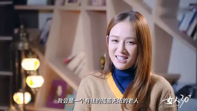 陳喬恩婚後和老公首同框,穿牛仔短裙顯腿細,兩人十指緊扣顯親密