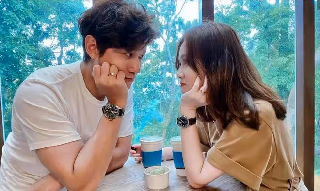陳喬恩婚後和老公首同框,穿牛仔短裙顯腿細,兩人十指緊扣顯親密