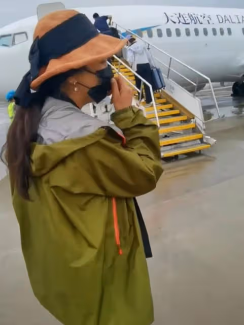 53歲李勤勤自嘲愛管閒事,雨天提醒機場人員戴帽,身體狀況引擔憂