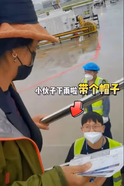 53歲李勤勤自嘲愛管閒事,雨天提醒機場人員戴帽,身體狀況引擔憂