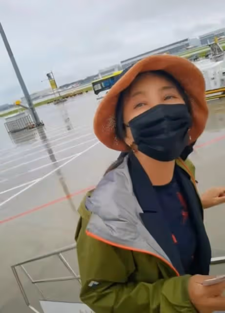 53歲李勤勤自嘲愛管閒事,雨天提醒機場人員戴帽,身體狀況引擔憂