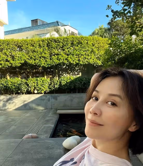 56歲劉嘉玲高調曬豪宅後院,綠植包圍環境雅致,巨大全金擺件搶眼